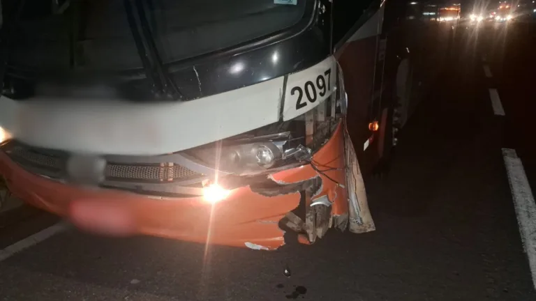 VÍDEO | Ciclista é atropelado por ônibus e morre na Rodovia do Sol