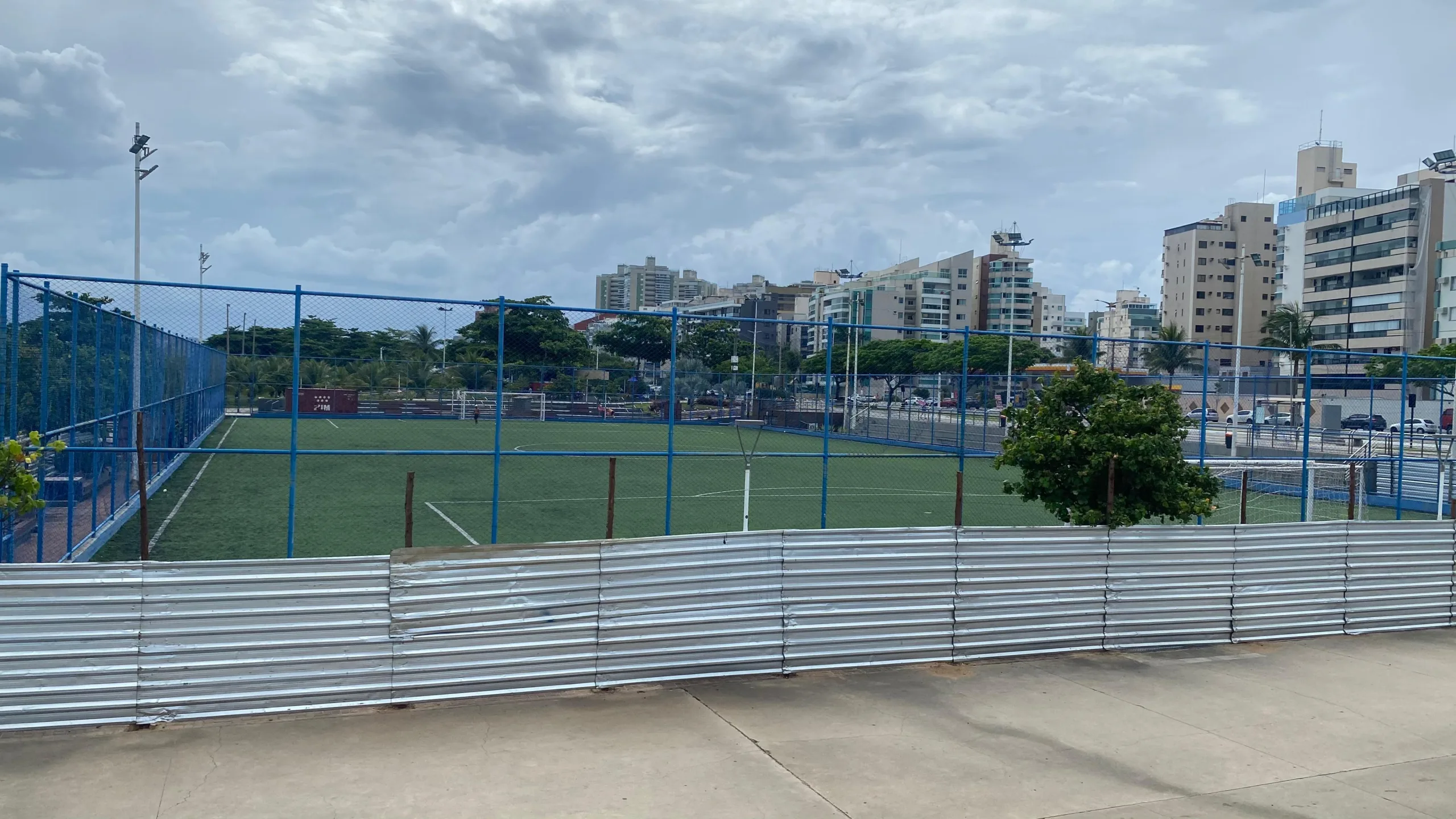 Campo de futebol em parque na orla de Camburi é fechado para reforma