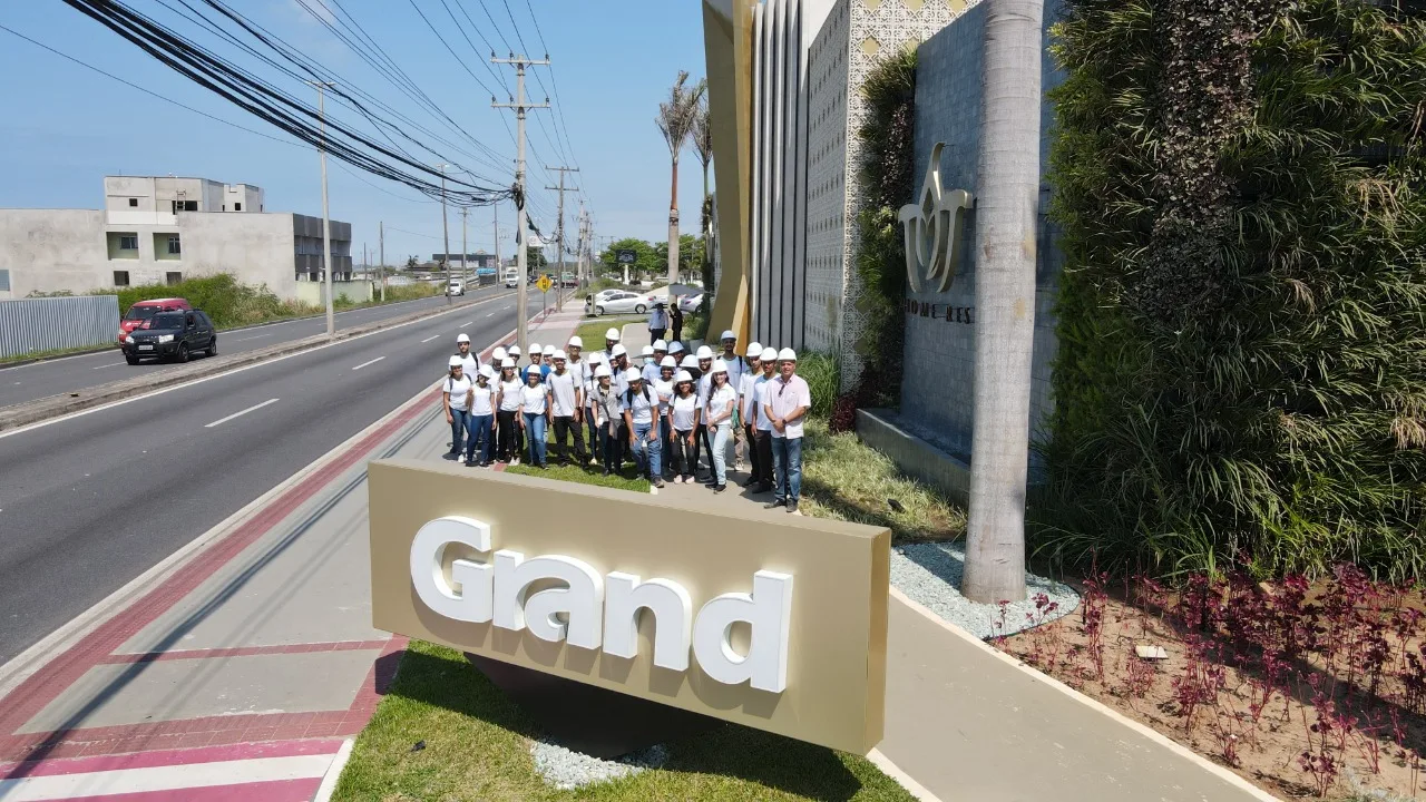 Construtora de luxo desperta curiosidade de estudantes