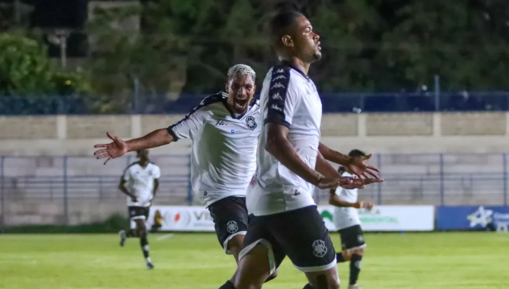 Copa Verde: Vitória x Rio Branco, no Salvador Costa. Vitinho Souza comemora