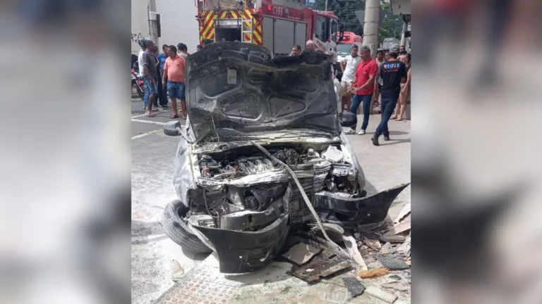 Carro pega fogo após bater em moto e atropelar pedestre em Colatina; veja vídeo