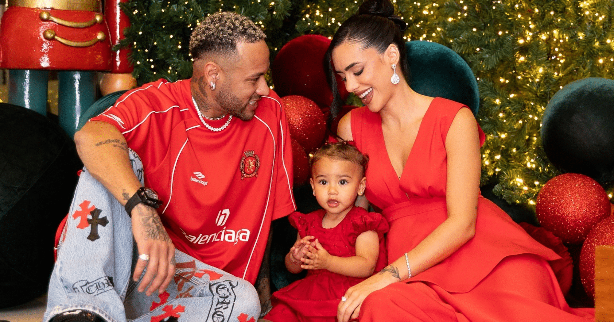 Neymar e Bruna Biancardi com a filha Mavie: é Natal! (Foto: Reprodução/Instagram @brunabiancardi)