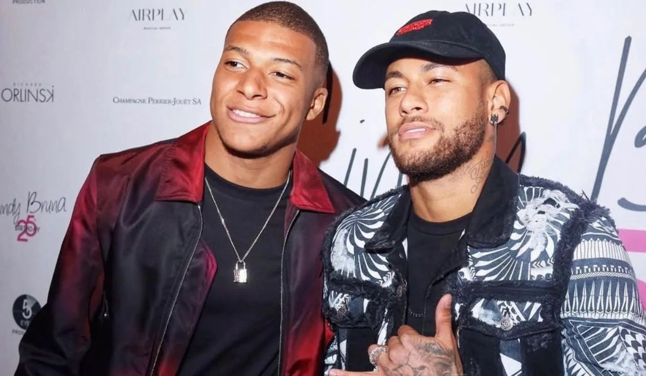 Mbappé e Neymar juntos em 2022 em Paris