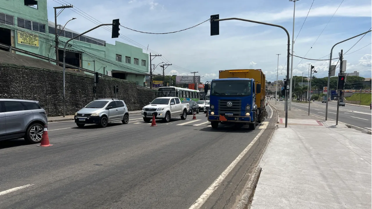 Faltou luz na rua? Postes de energia em Cariacica recebem QR Codes para agilizar reparo