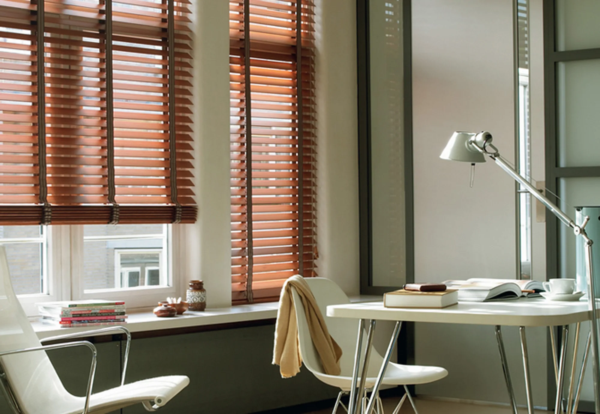 Cortinas e persianas aquecem a casa no inverno