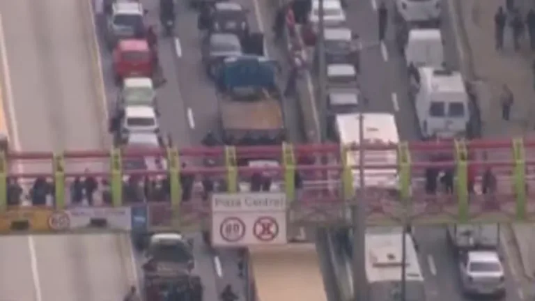 Intenso tiroteio deixa um morto, cinco feridos e Avenida Brasil bloqueada no Rio