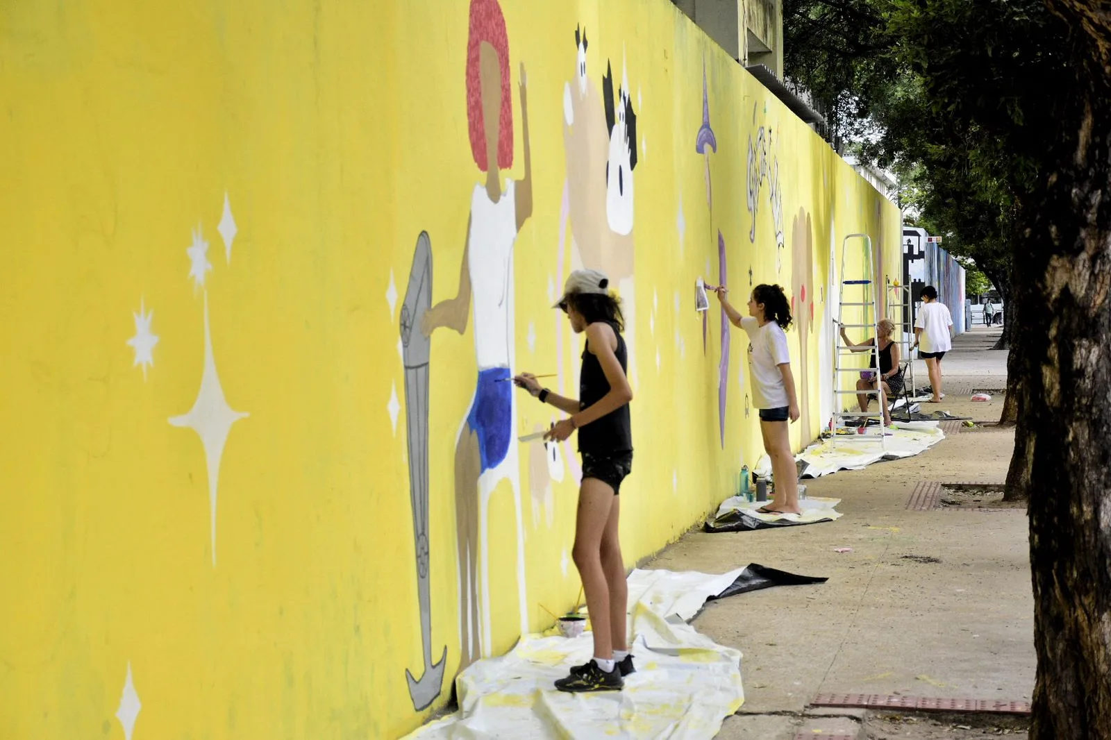 Pintura em mural de 300 m² feito só por mulheres leva arte para bairro de Vitória