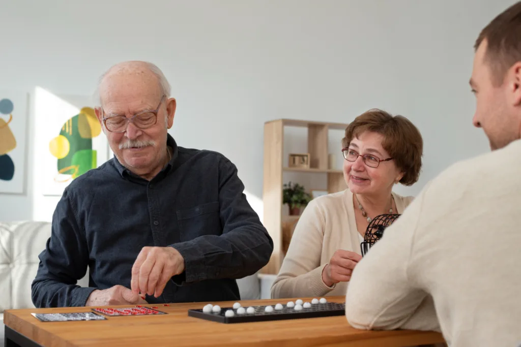 Idosos jogando para melhorar a memória