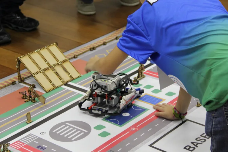 Escola de tecnologia oferece cursos de robótica e programação para crianças e adolescentes