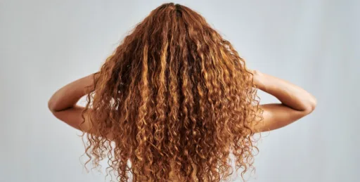 Cabelo intacto no dia seguinte: acorde com os cachos definidos (nós ensinamos como)