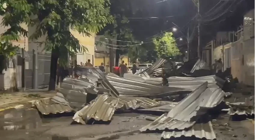 VÍDEO | Temporal provoca estragos e arranca telhado de casa em Guarapari