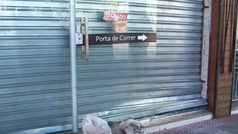 Cafeteria em Itapuã é alvo de criminosos, que quebram e arrombam local