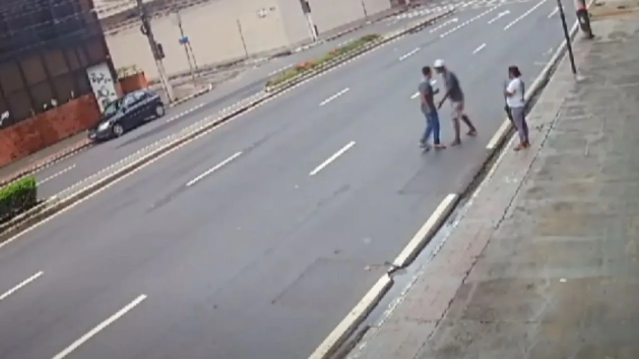 VÍDEO | Passageiros são assaltados em ponto de ônibus em Vitória