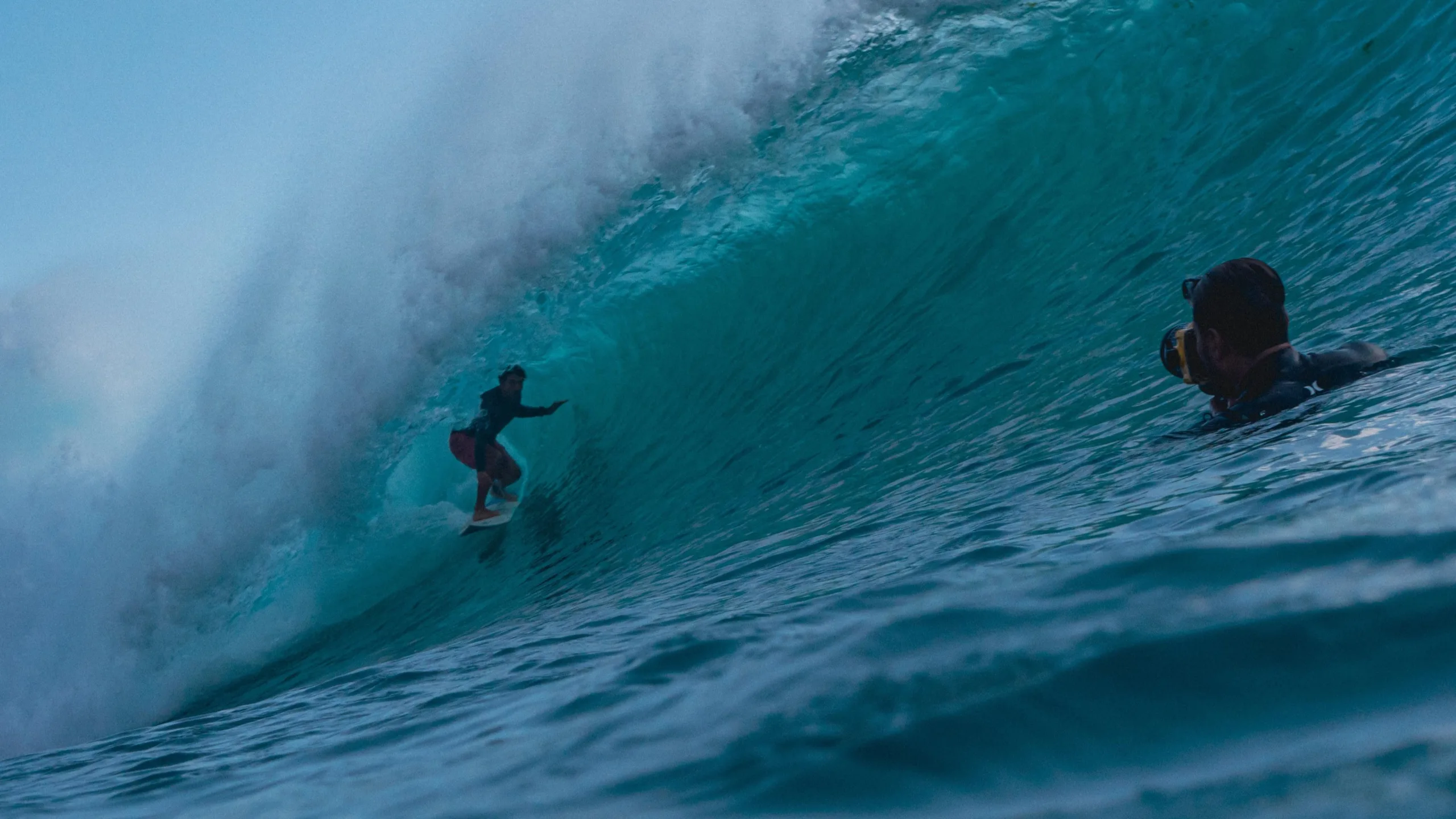 Busca pela onda perfeita vira filme com surfista capixaba