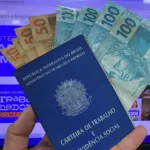 Notas-de-dinheiro-e-carteira-de-trabalho