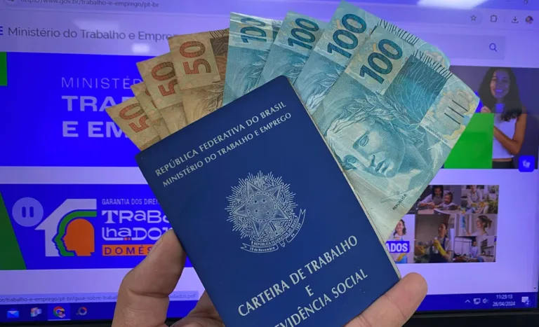 Notas-de-dinheiro-e-carteira-de-trabalho