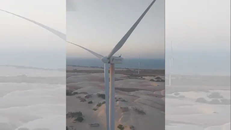 VÍDEO | Trabalhadores ficam presos no alto de torre de energia eólica