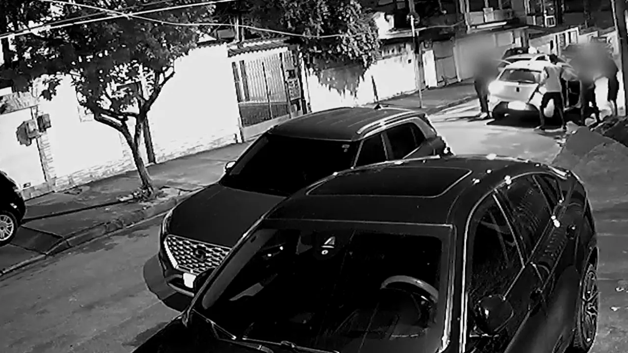 VÍDEO | Bandidos com fuzil assaltam motorista e passageiro na zona norte do Rio