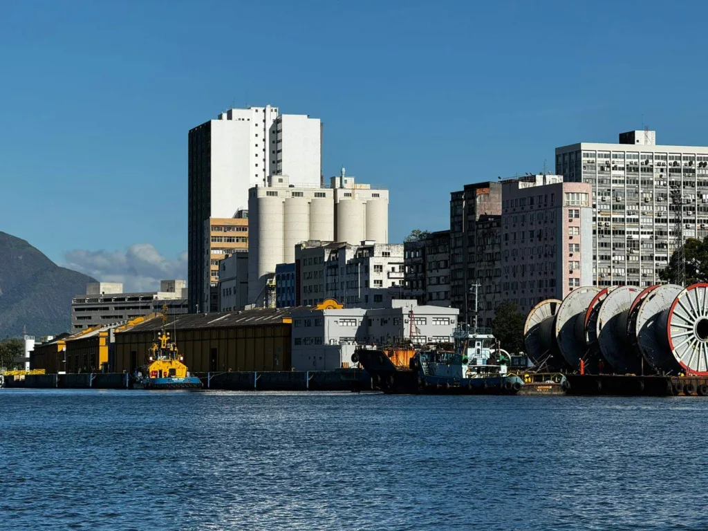 Imagem mostra o Porto de Vitória, no Centro, visto do mar (Foto: Pedro Permuy)