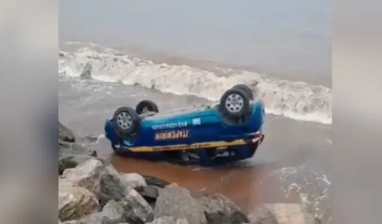 VÍDEO | Aluna de autoescola capota carro em praia de Marataízes