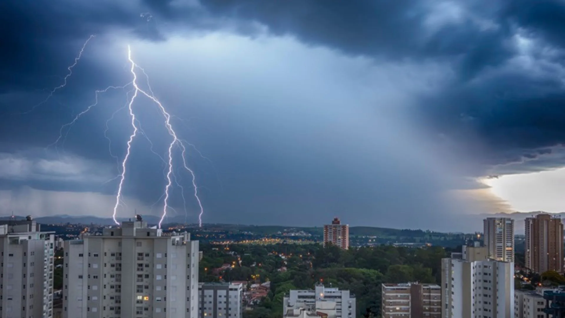 Fenômeno deve provocar muita chuva no ES; Climatempo explica