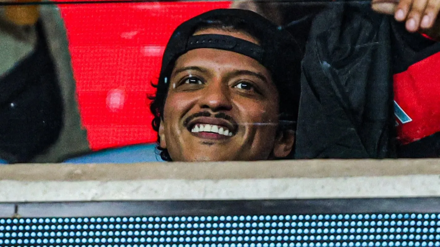 Pé-quente tricolor? Bruno Mars assiste ao Fla-Flu no Maracanã