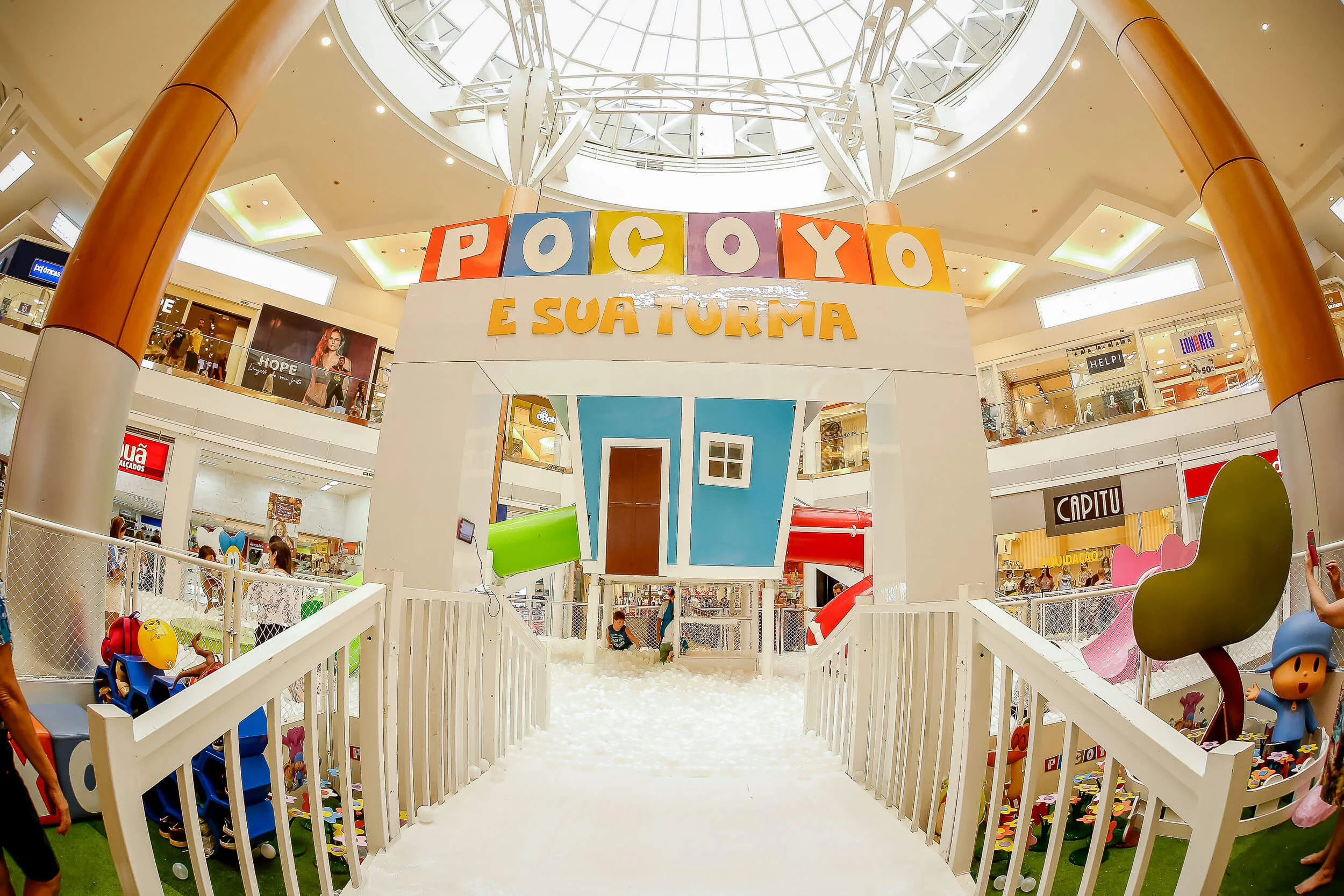 Shopping Vitória estreia parque de bolinhas para aventuras com Pocoyo