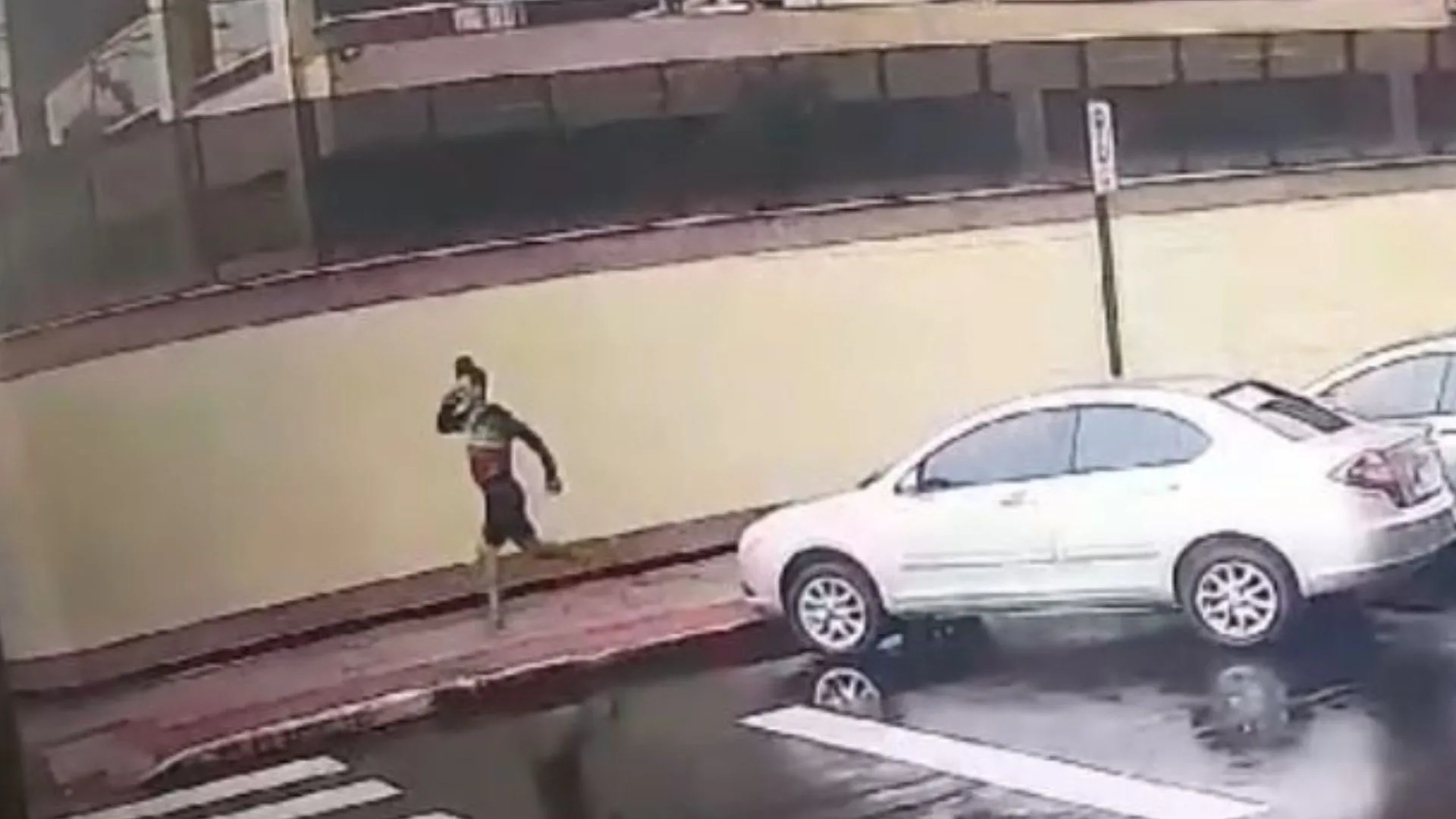 VÍDEO | Mãe se tranca com filho após suspeito invadir casa em Vila Velha