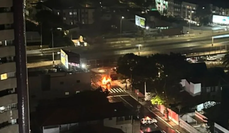 Carro incendiado na Praia da Costa