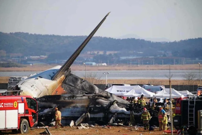 VÍDEO l Apenas duas pessoas sobrevivem a acidente de avião na Coreia do Sul