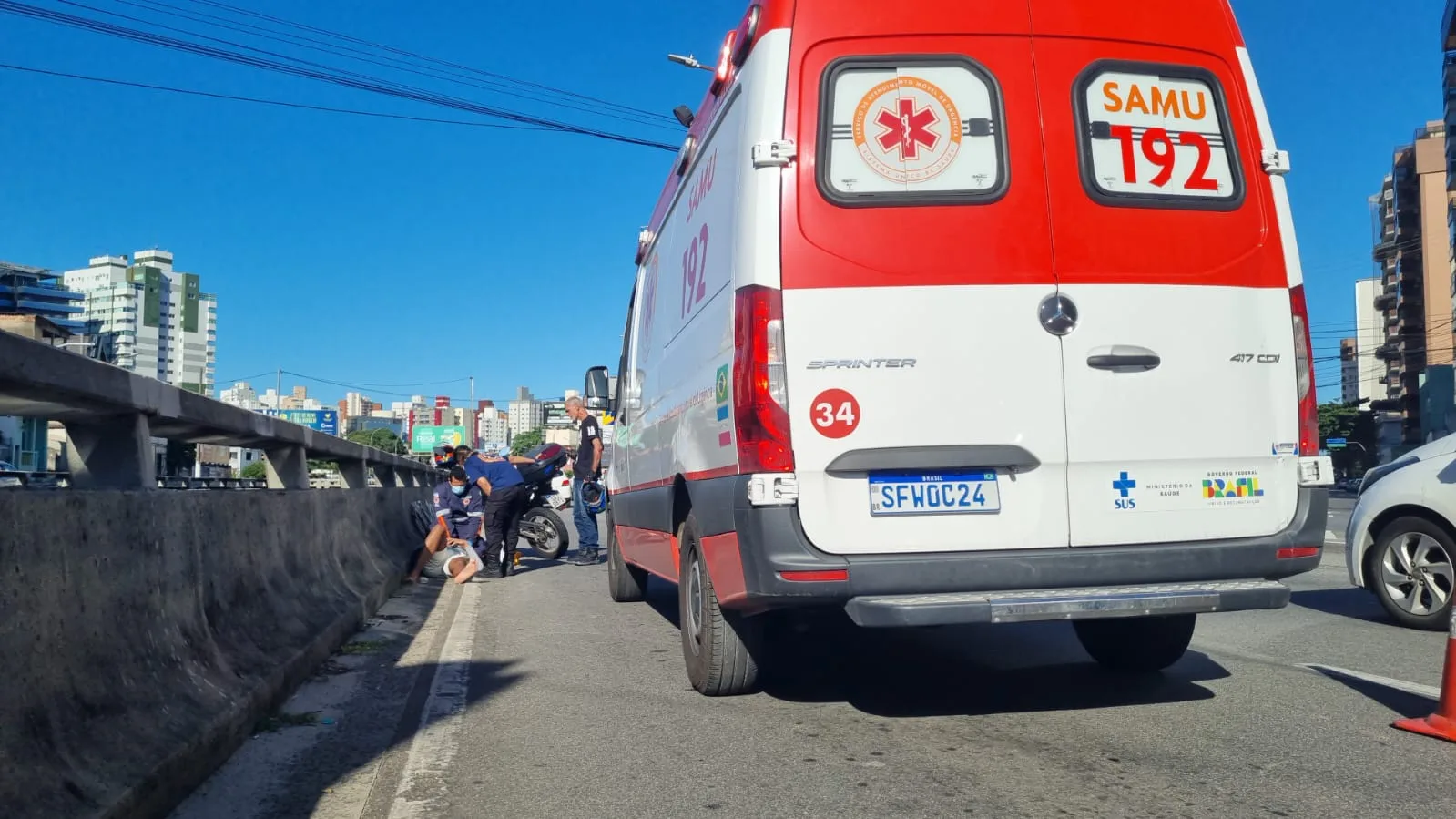 Motociclista de app tenta ultrapassagem e é atingido por carro na Terceira Ponte