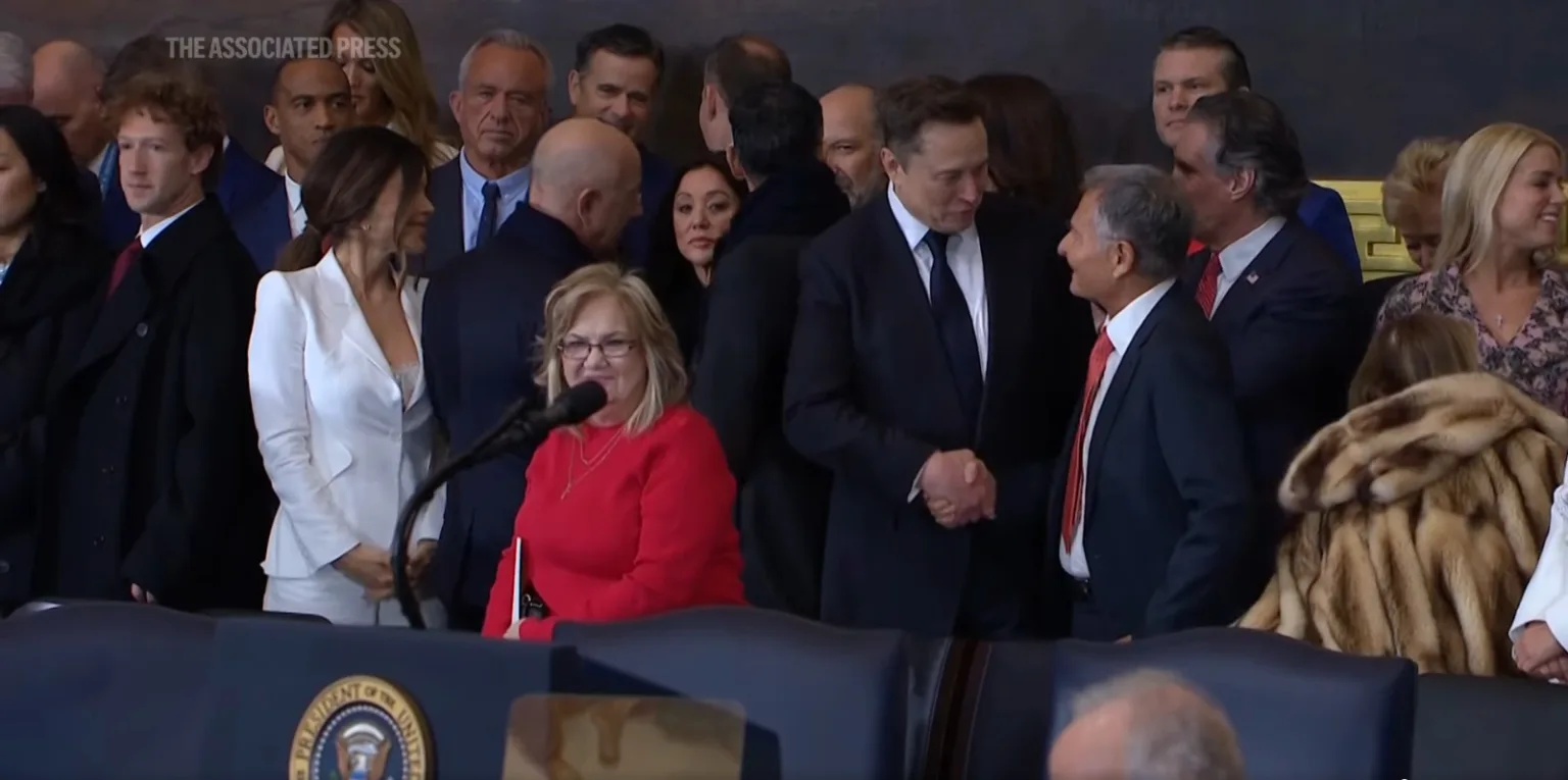 Mark Zuckerberg, Jeff Bezos (de costas) e Elon Musk ficaram juntos, em posição de destaque na posse de Trump. Crédito: Reprodução de TV Mark Zuckerberg, Jeff Bezos (de costas) e Elon Musk ficaram juntos, em posição de destaque na posse de Trump. Crédito: Reprodução de TV