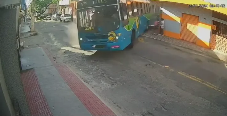 VÍDEO | Ônibus sem freio desce ladeira e quase atropela pedestres em Vila Velha