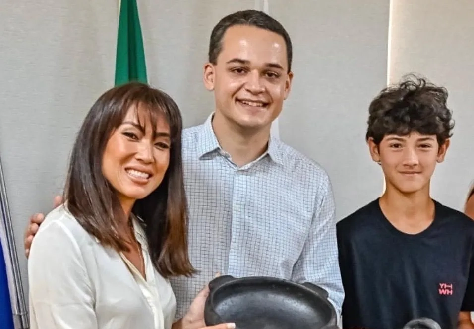 Prefeito Lorenzo Pazolini recebe a atriz Danni Suzuki e seu filho Kauai