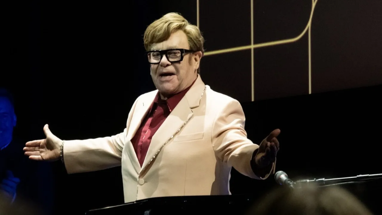 Elton John revela o que gostaria que estivesse escrito em sua lápide