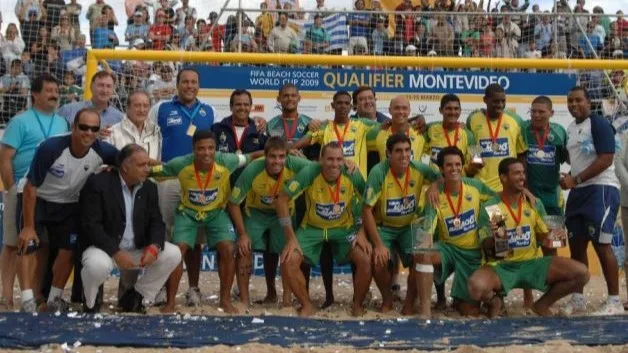 Campeão mundial de futebol de areia lança livro sobre superação