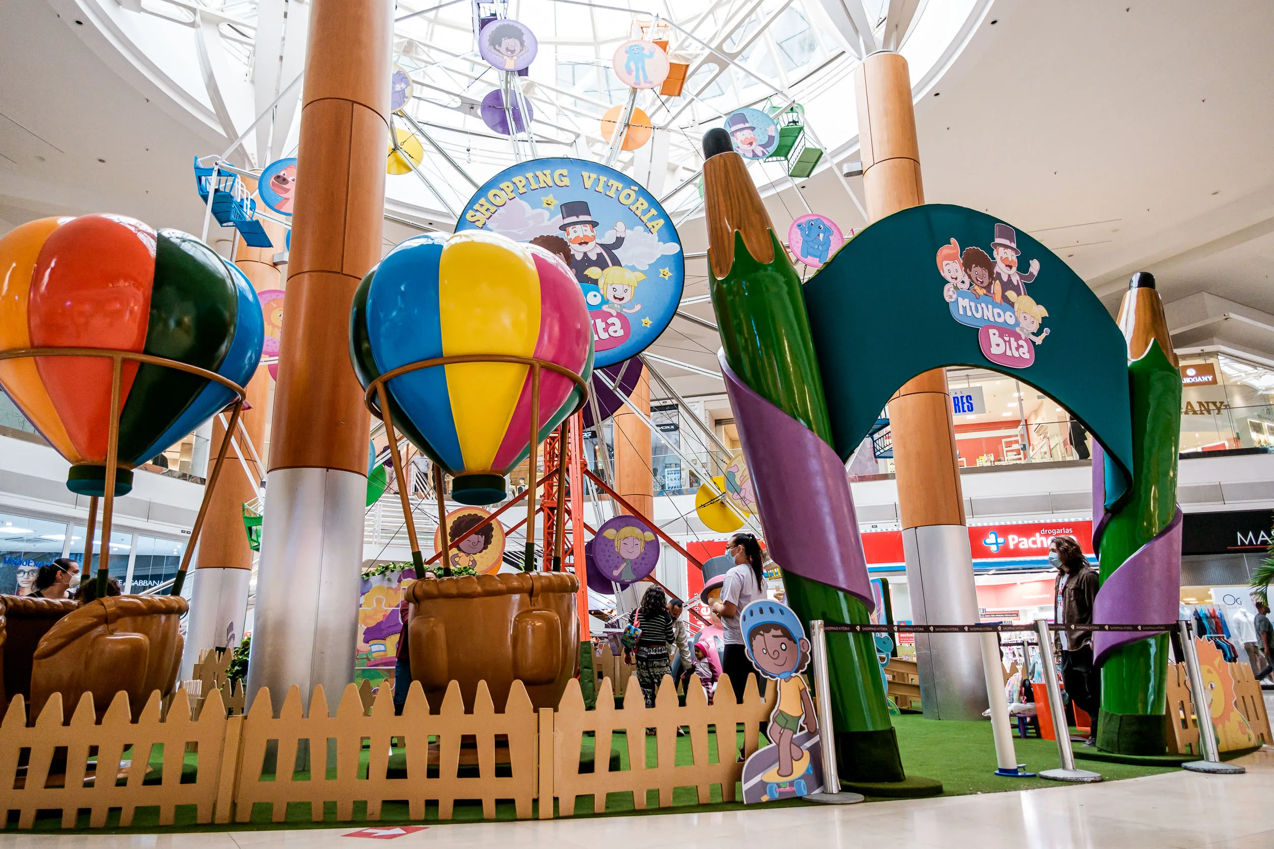 Maior roda-gigante indoor alegra Dia das Crianças no Shopping Vitória