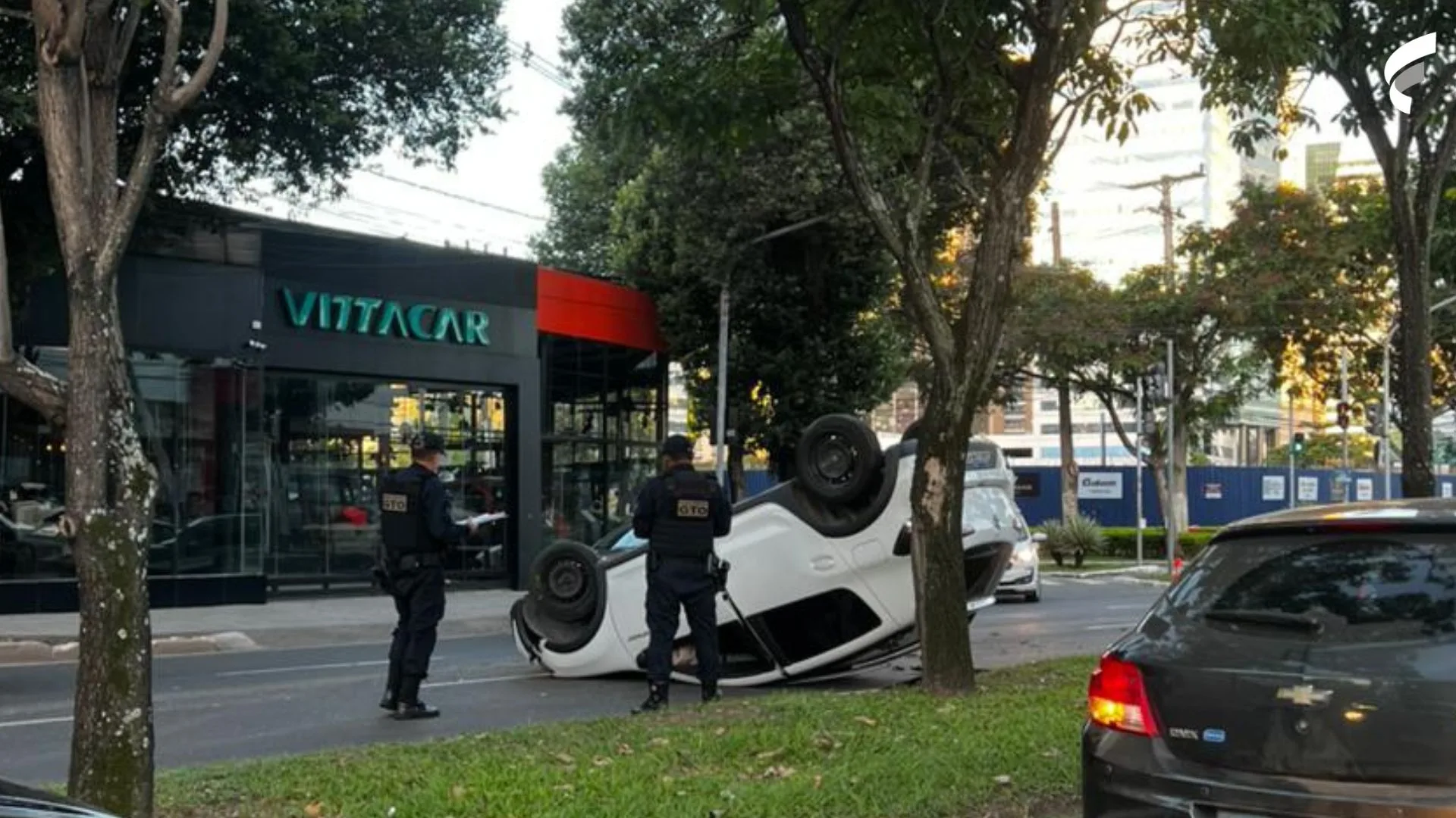 Carro capota em avenida na Enseada do Suá após colidir com poste em Vitória