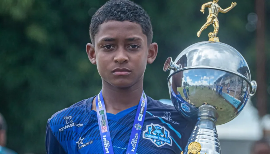 Kaillan com a medalha e o troféu da Supercopa Taquarituba