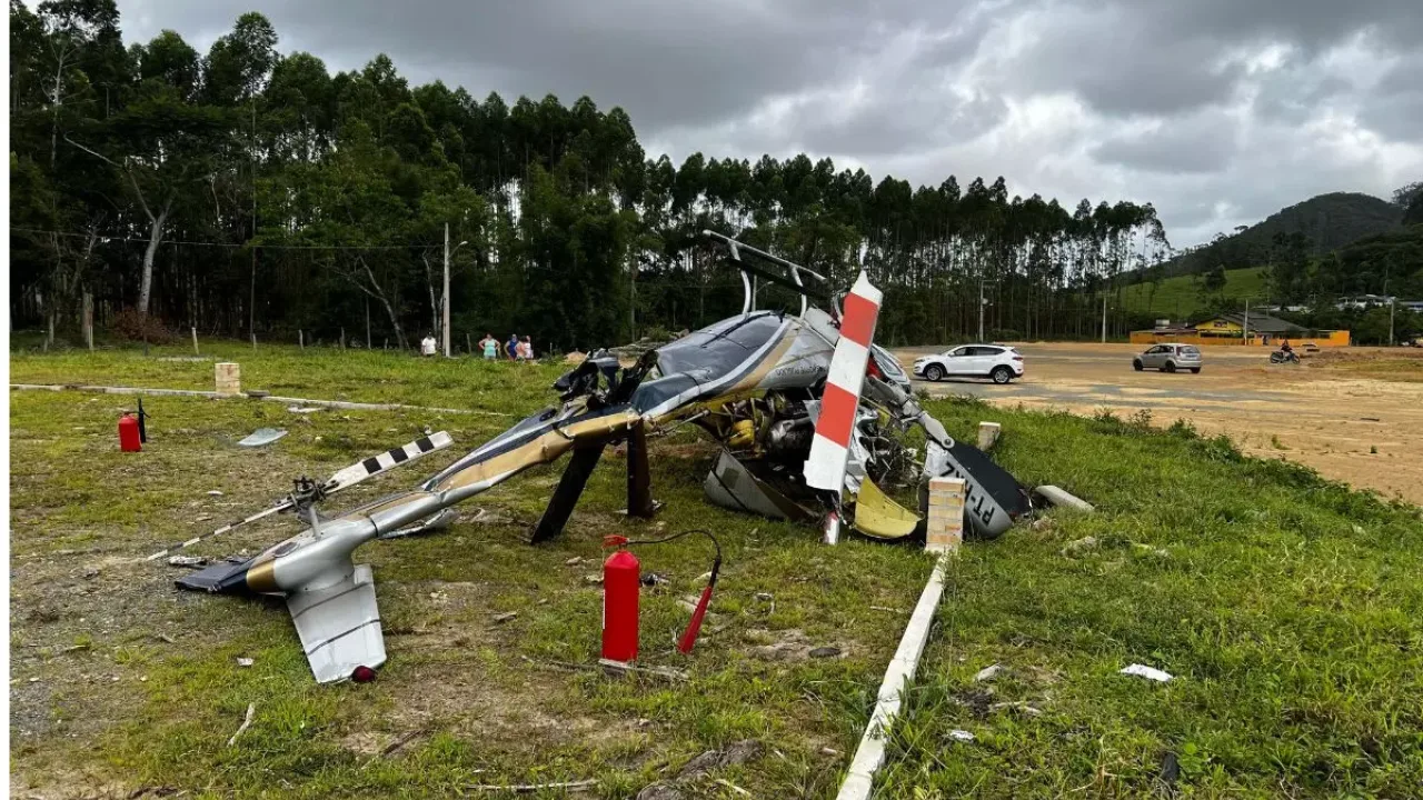 Helicóptero com cinco pessoas a bordo cai em Santa Catarina