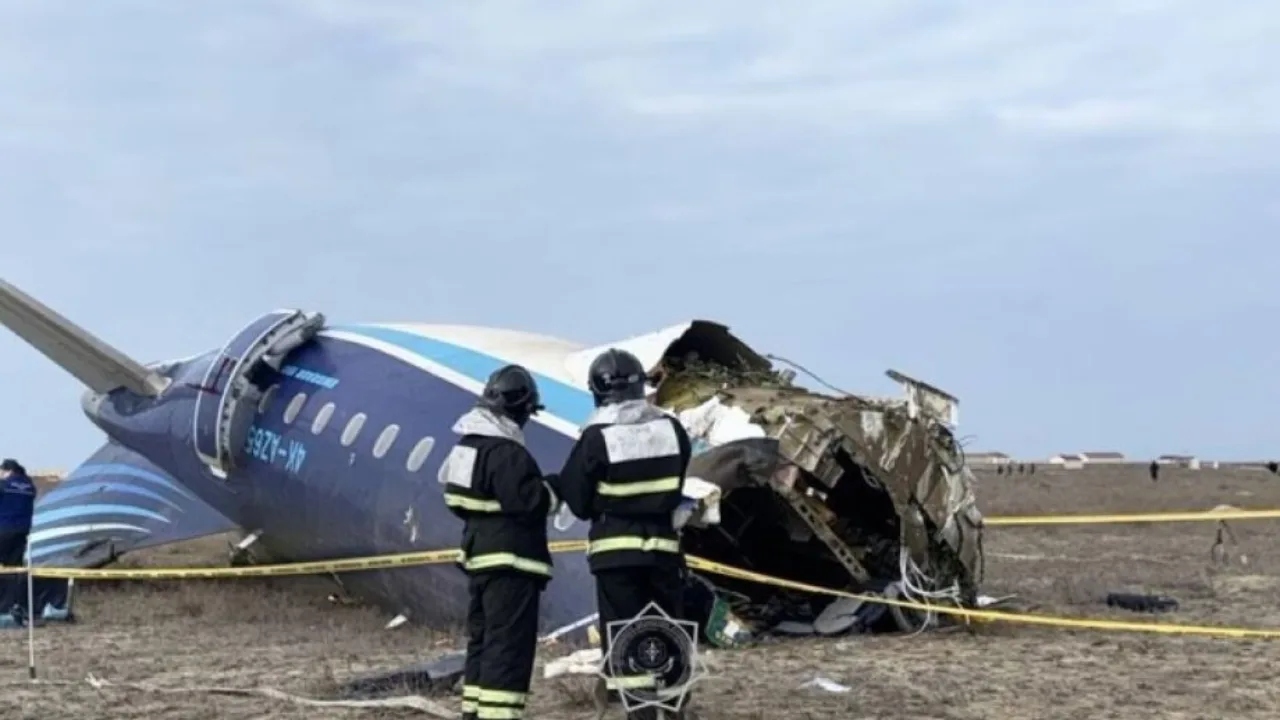 Avião da Embraer que caiu pode ter sido atingido por míssil russo: 38 mortos