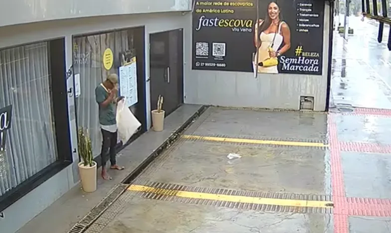 VÍDEO | "Homem da sacola branca" invade salão de beleza em Vila Velha