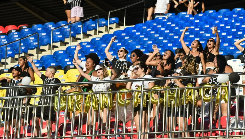 Torcida feminina do Rio Branco na arquibancada do estádio Kleber Andrade, em Cariacica