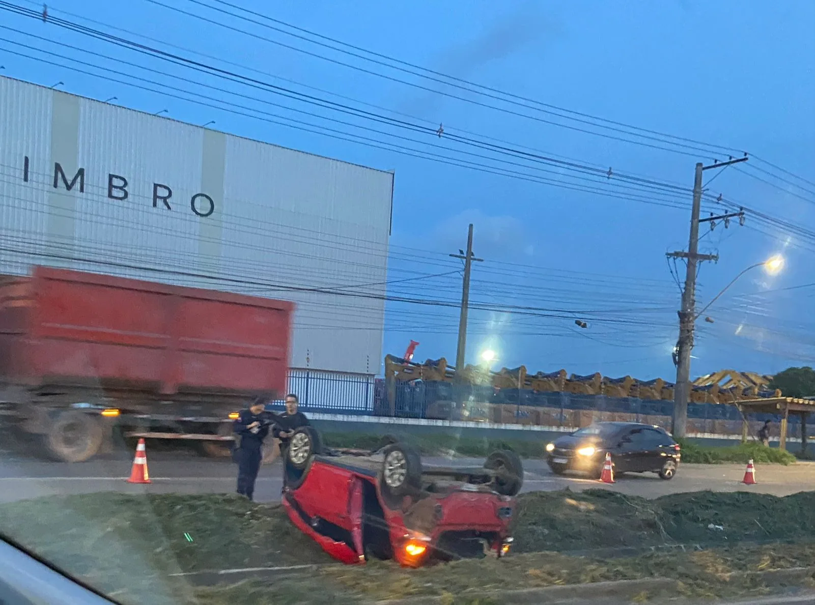 Carro capota em acidente com caminhão na Darly Santos, em Vila Velha