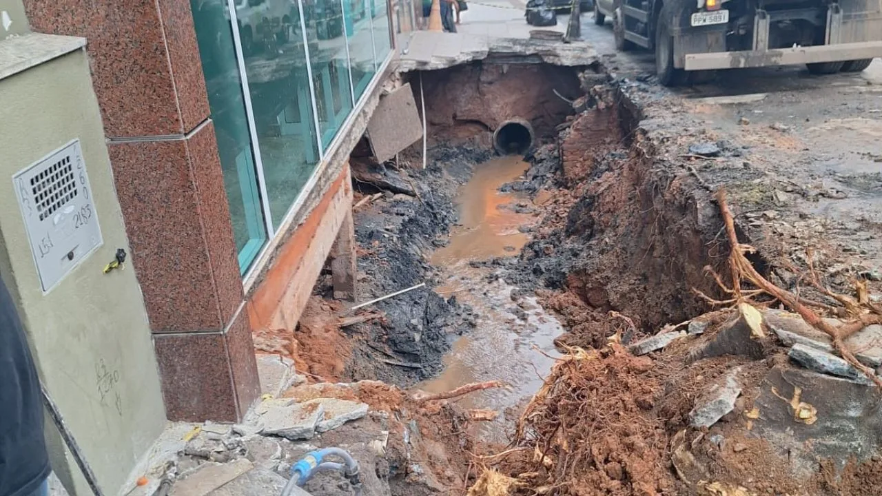 Cratera gigante se abre em avenida de Cachoeiro e quase engole casa