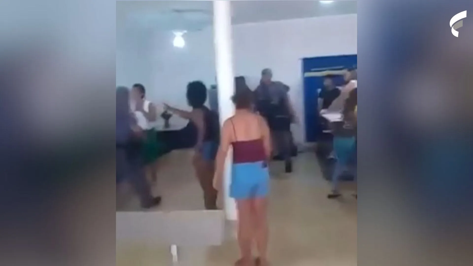 VÍDEO | PMs são investigados por invadir velório e agredir família no interior de SP