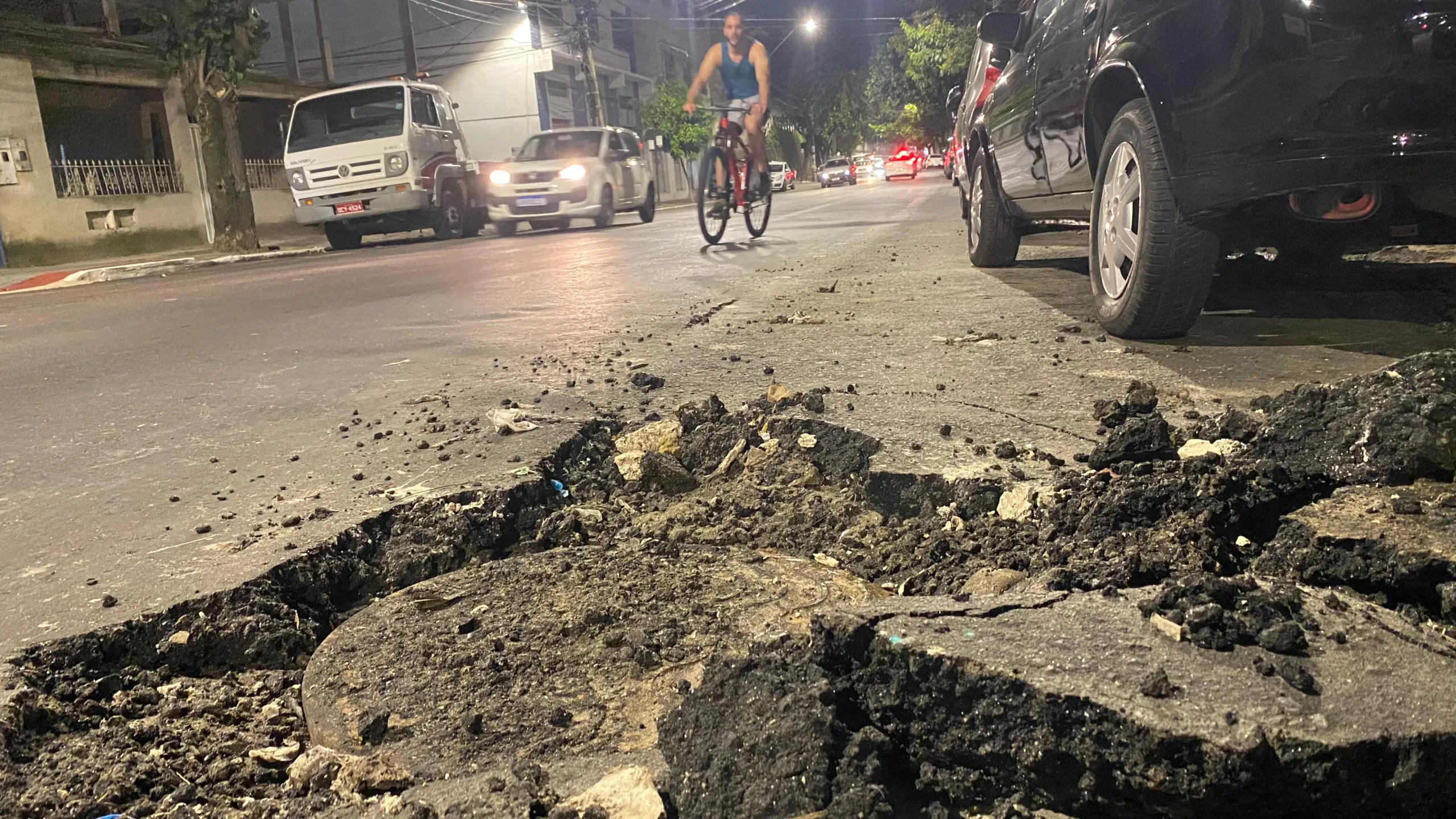 Obras da prefeitura cobrem tampas de bueiro com asfalto em Vitória