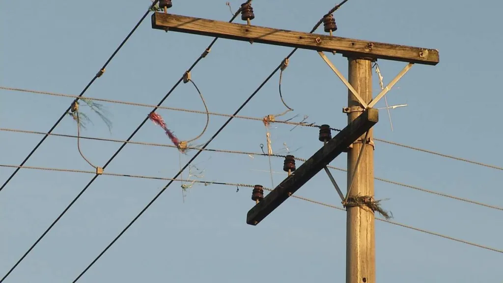 Pipa em poste de energia elétrica