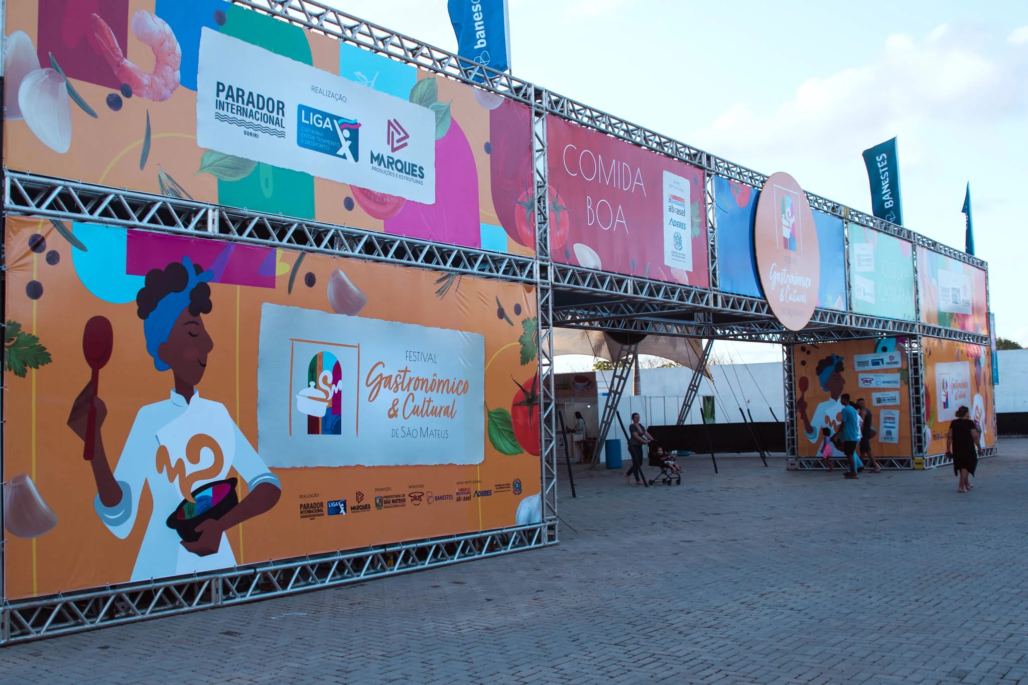 Festival gastronômico em Guriri tem música e até voo de balão