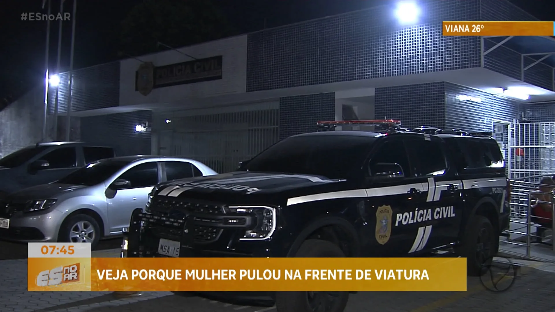 Veja porque mulher pulou na frente de viatura